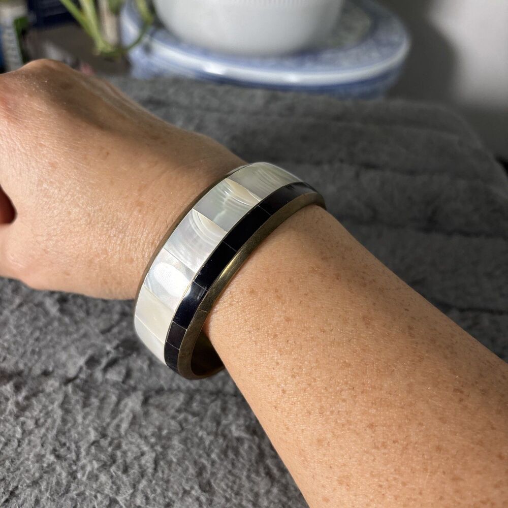 Vintage bangle bracelet in brass inlaid with black and white mother-of-pearl - Picture 7 of 7